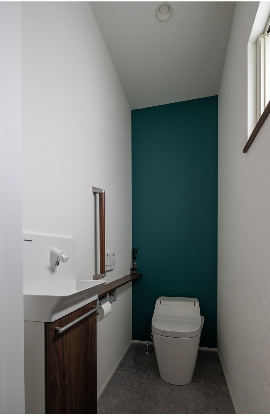 「室内の色を抑えめにしている」というF様。トイレもシンプルなバイカラーに