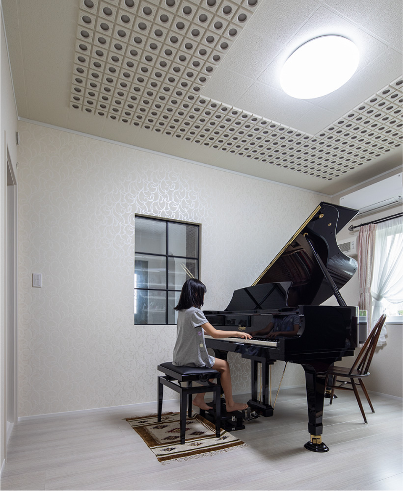 長女のピアノ室は防音設備付き。玄関やリビングから見えるように室内窓を取り付けた