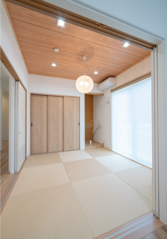 仏間を備えた和室はお昼寝にも役立つスペース。天井を板張りにすることで温もり感を創出