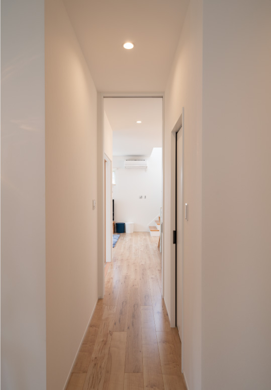 リビングと廊下の間のドアは、できるだけ空間を広く感じられるようにとハイドアを採用