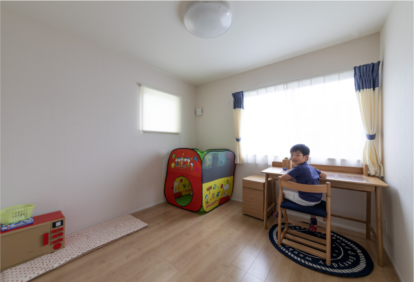 ２階の洋室は２つの子ども部屋と主寝室。お子さんが独立した後を考えて、最初に提案された部屋数を変更。ライトなフローリング床と大きな窓が気持ち良さそう