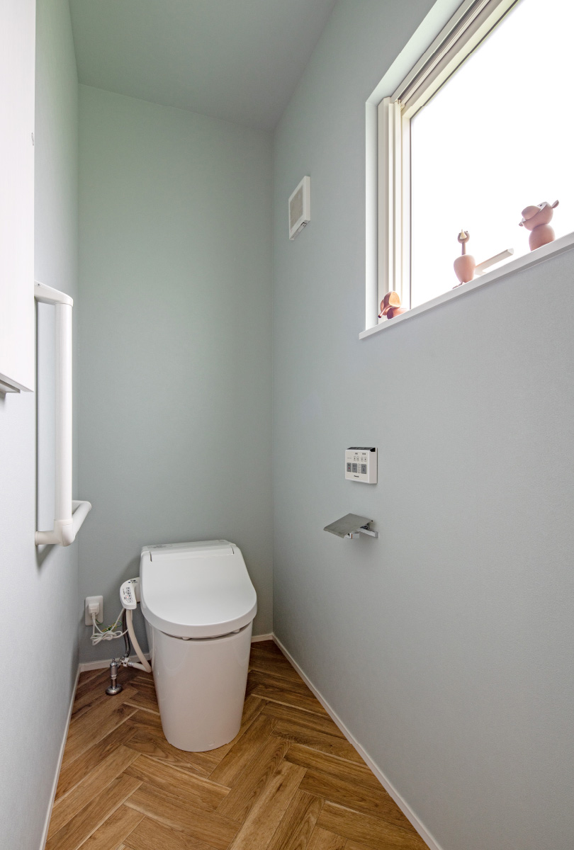 トイレのクッションフロアはデザイン性の高いヘリンボーン柄を選択。