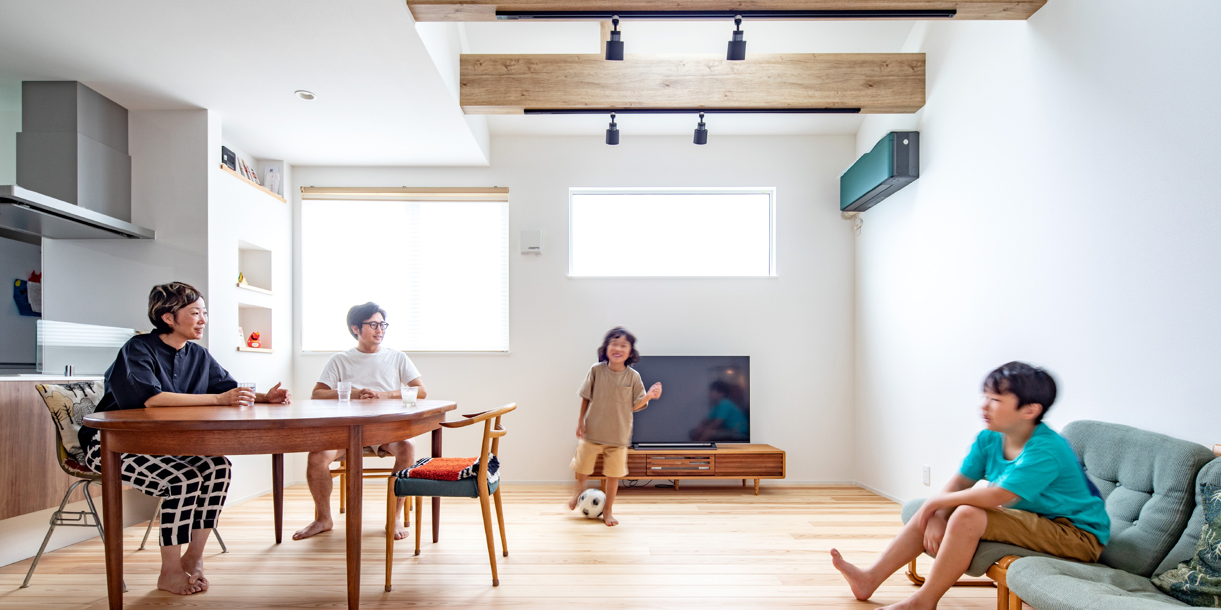 家族にとって不要なものは潔く省き好きなものに囲まれた快適な住まいに