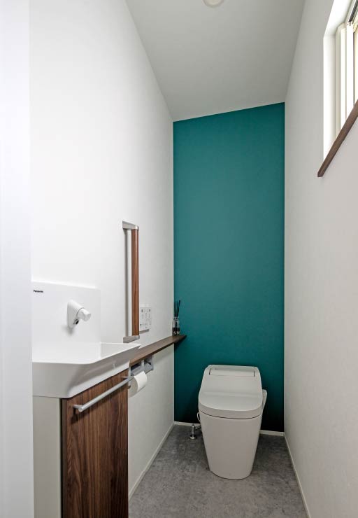 「室内の色を抑えめにしている」というF様。トイレもシンプルなバイカラーに。