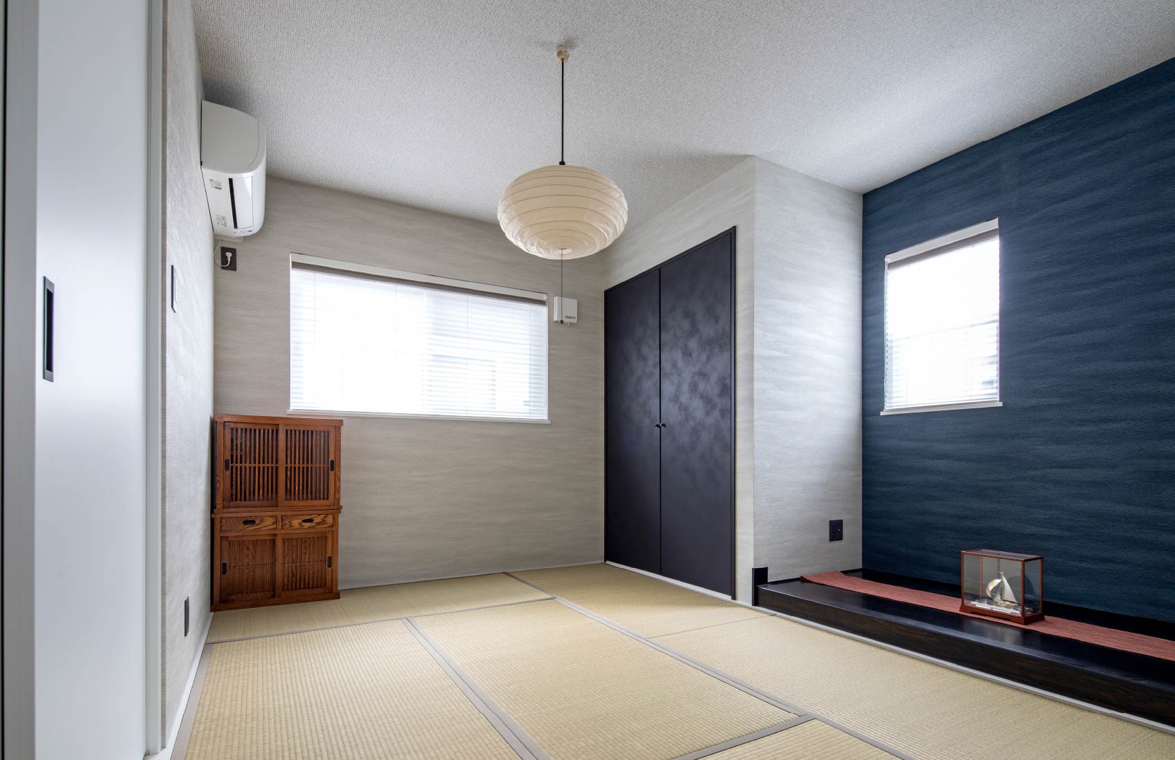 ２階の和室はゲスト用。親族や外国からの友人も訪れることが多いので、意識的に日本風の空間を作った。時にはご主人が昼寝をすることも。