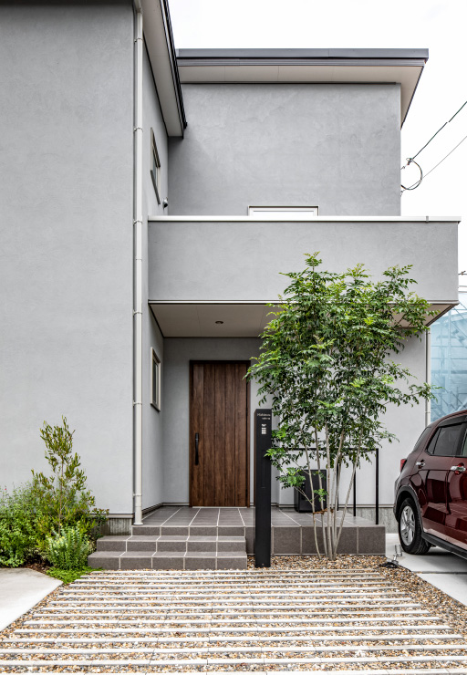 外観のフォルムと薄いグレーの色味にこだわったのは奥様。上品で落ち着いた色は植栽のグリーンや外構が美しく映える。