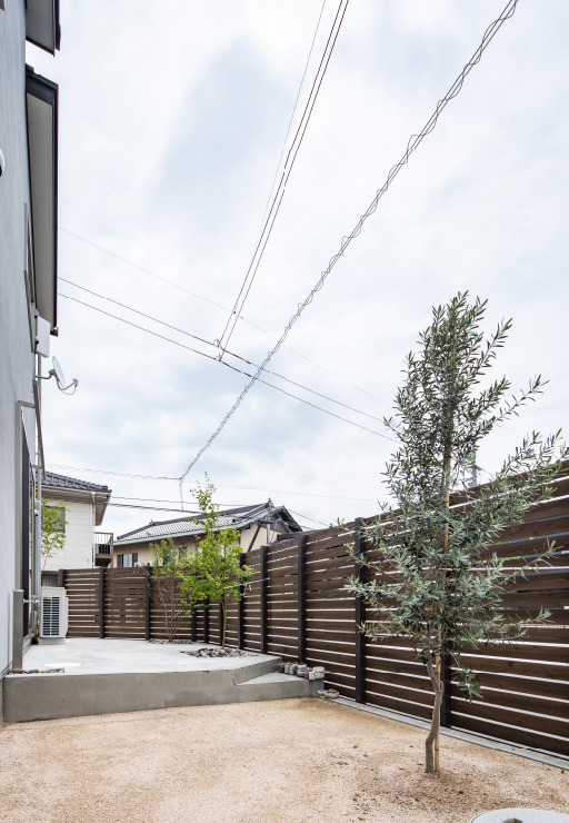 「バーベキューをしたり椅子に座ってのんびりしたいから」と設けたテラスは掃除が簡単なコンクリートタイプに。