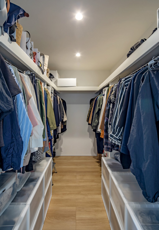 ご夫婦ともに洋服が多いため、大容量のクロゼットを設けてまとめて収納。
