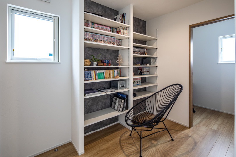 ２階のホールにつくったライブラリーコーナー。「以前住んでいた家は収納量が少なかったけど、ここならまだ余裕がありますね」とご主人はうれしそう。奥はご主人の書斎。