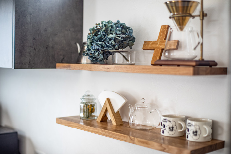 インテリアをナチュラルカラーとモノトーンで統一することで、落ち着いた雰囲気に。