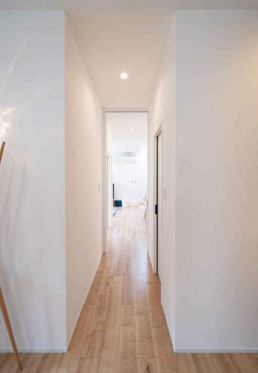 リビングと廊下の間のドアは、できるだけ空間を広く感じられるようにとハイドアを採用。