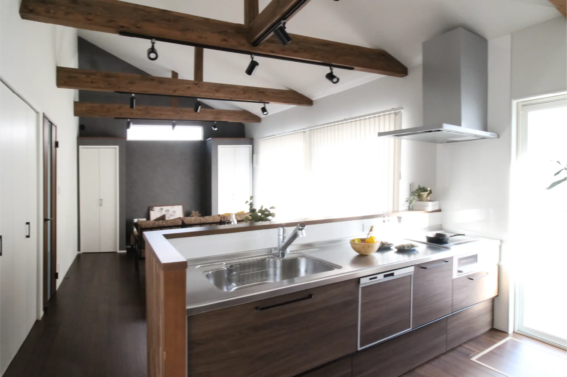 大きな掃き出し窓から明るい日差しが差し込みます。キッチンは2人で立ってもゆとりのある広さ。