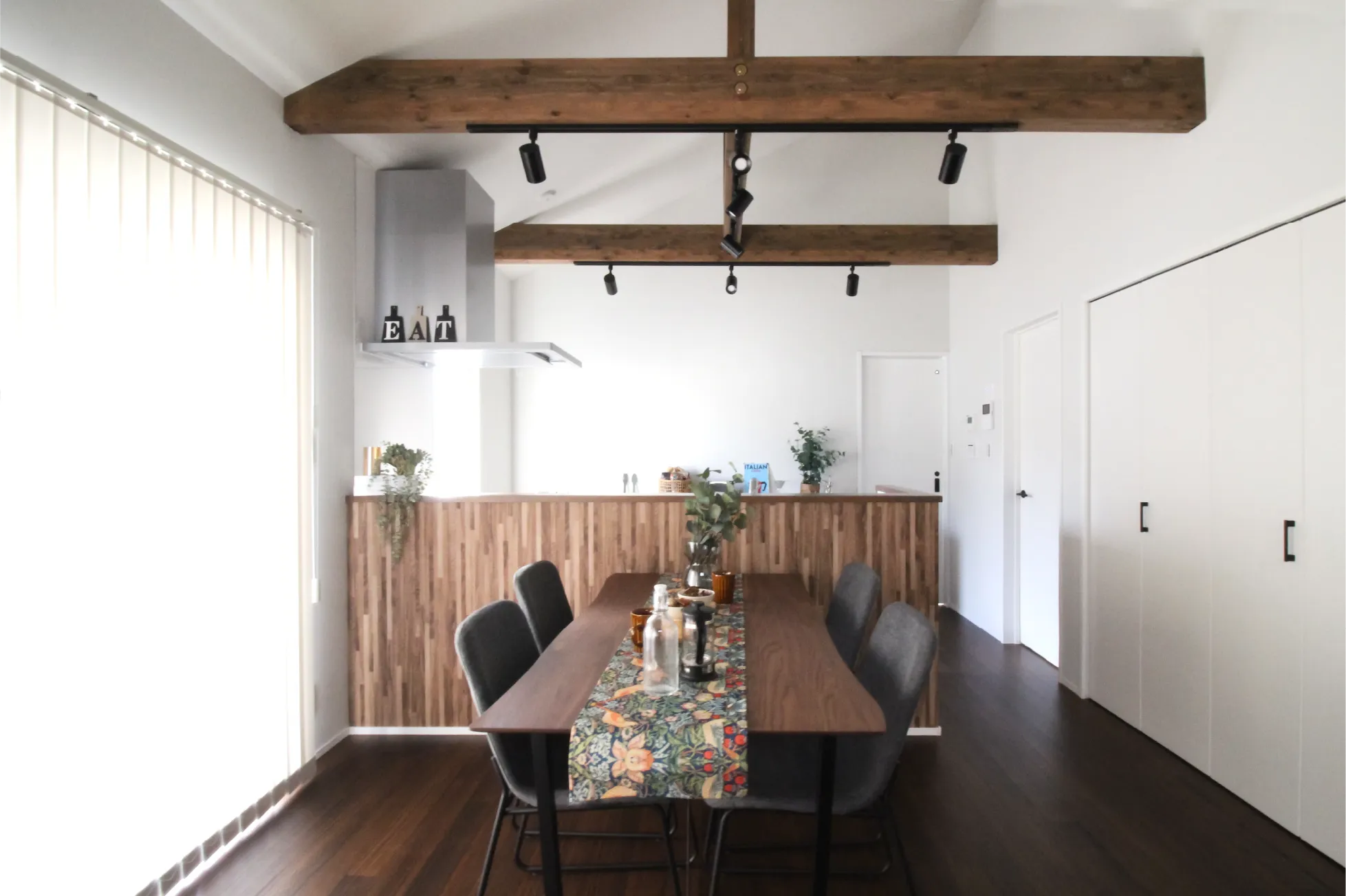 キッチンとT字で繋がるダイニングスペース。シンクまでお皿の移動がしやすい形です。