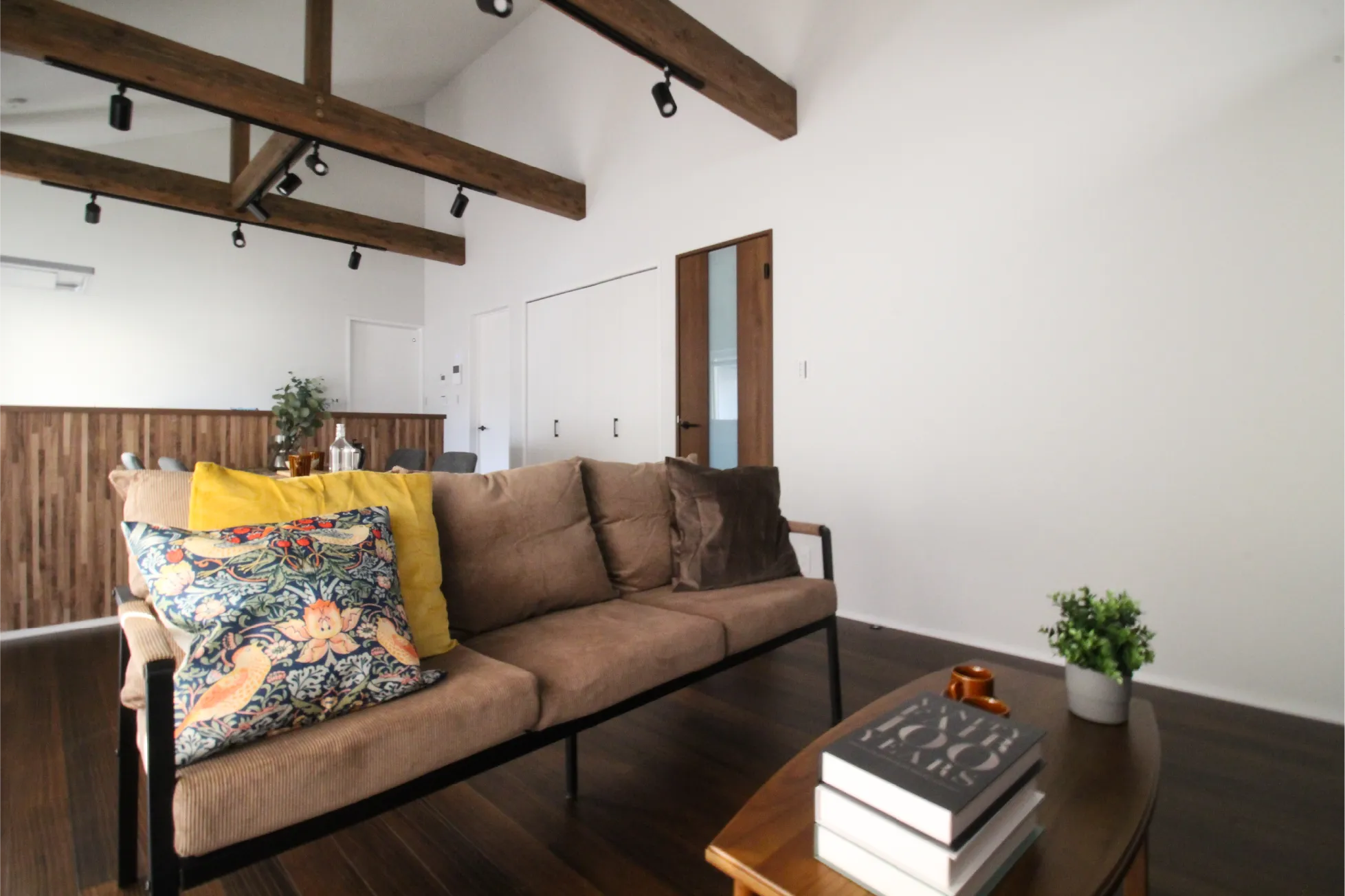 LDKは勾配天井で実際の畳数よりも広く感じられます。