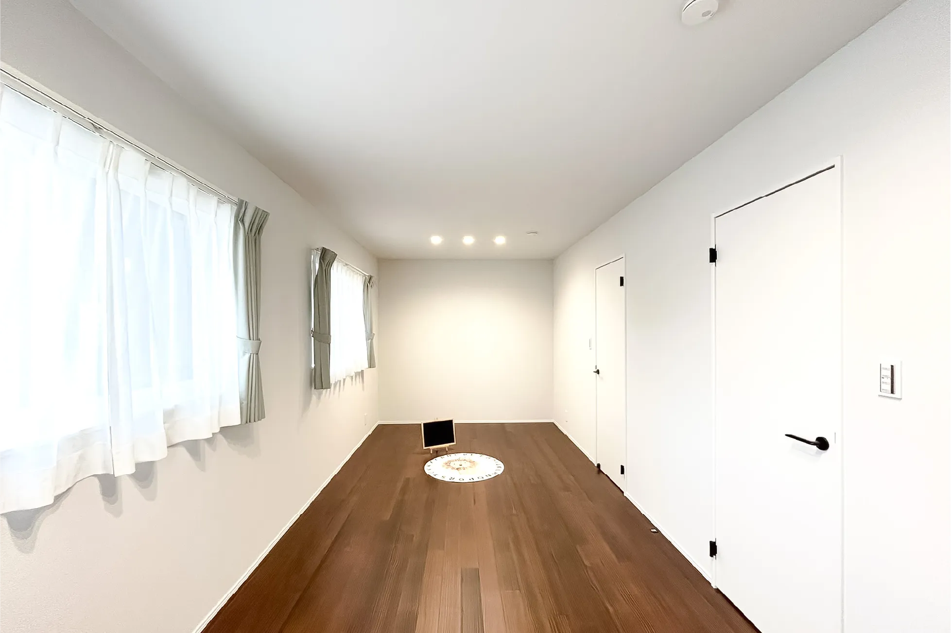 約10.5帖の洋室は2部屋に仕切れる可変性のある間取りになっています。