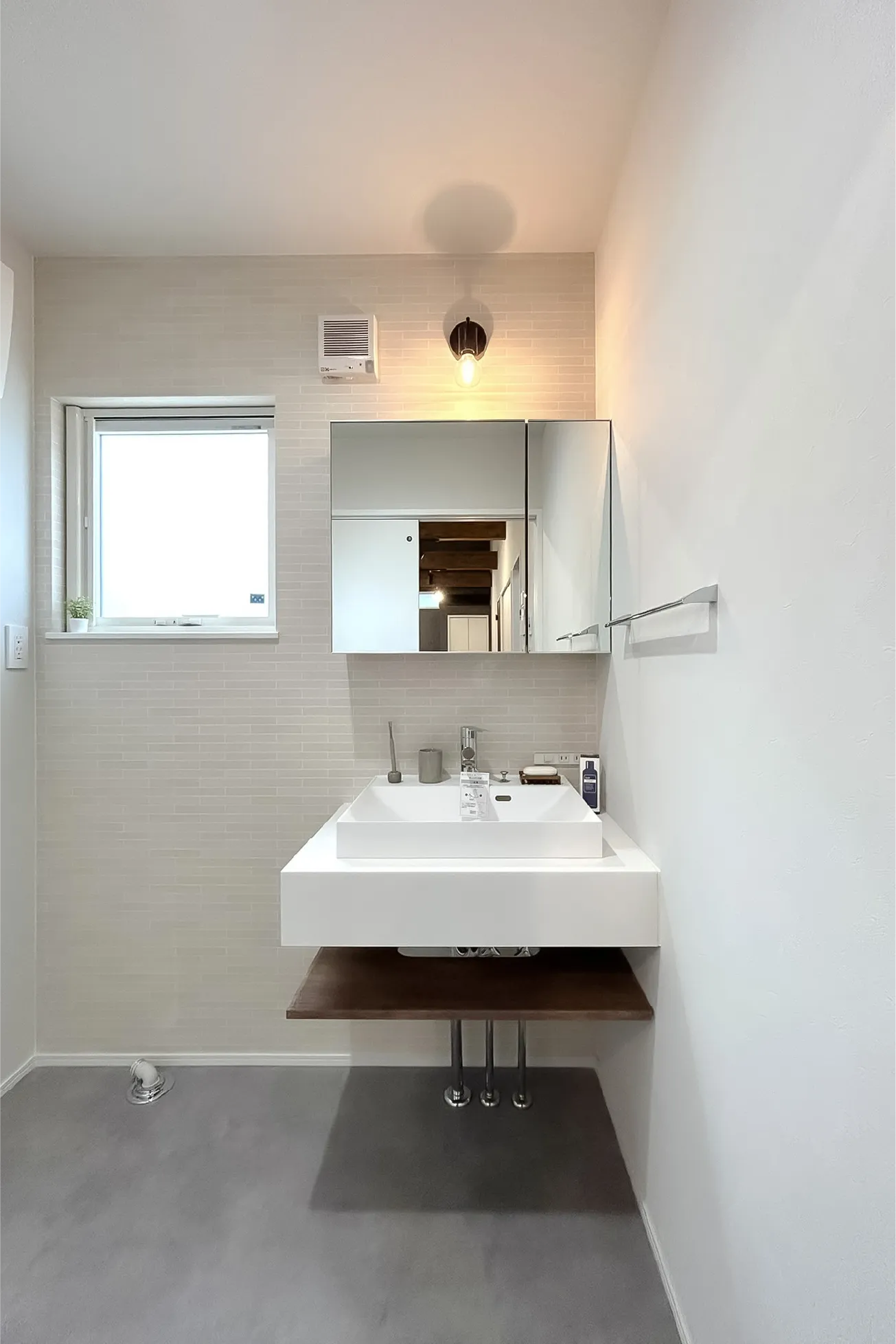 デザイン性のある造作洗面台。脱衣室もスッキリとさせ空間が広く感じられます。