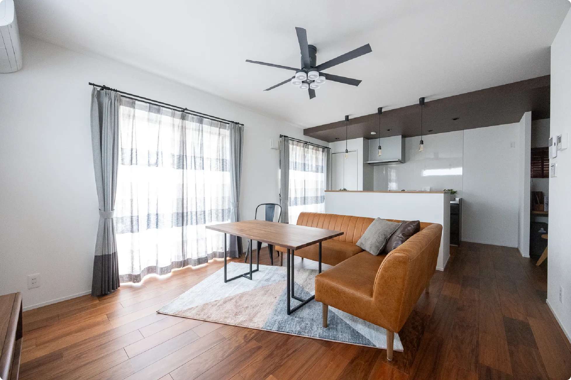 ダークな色味で空間をアンティーク調に。ソファダイニングにすることで空間を大きく使える形にしています。