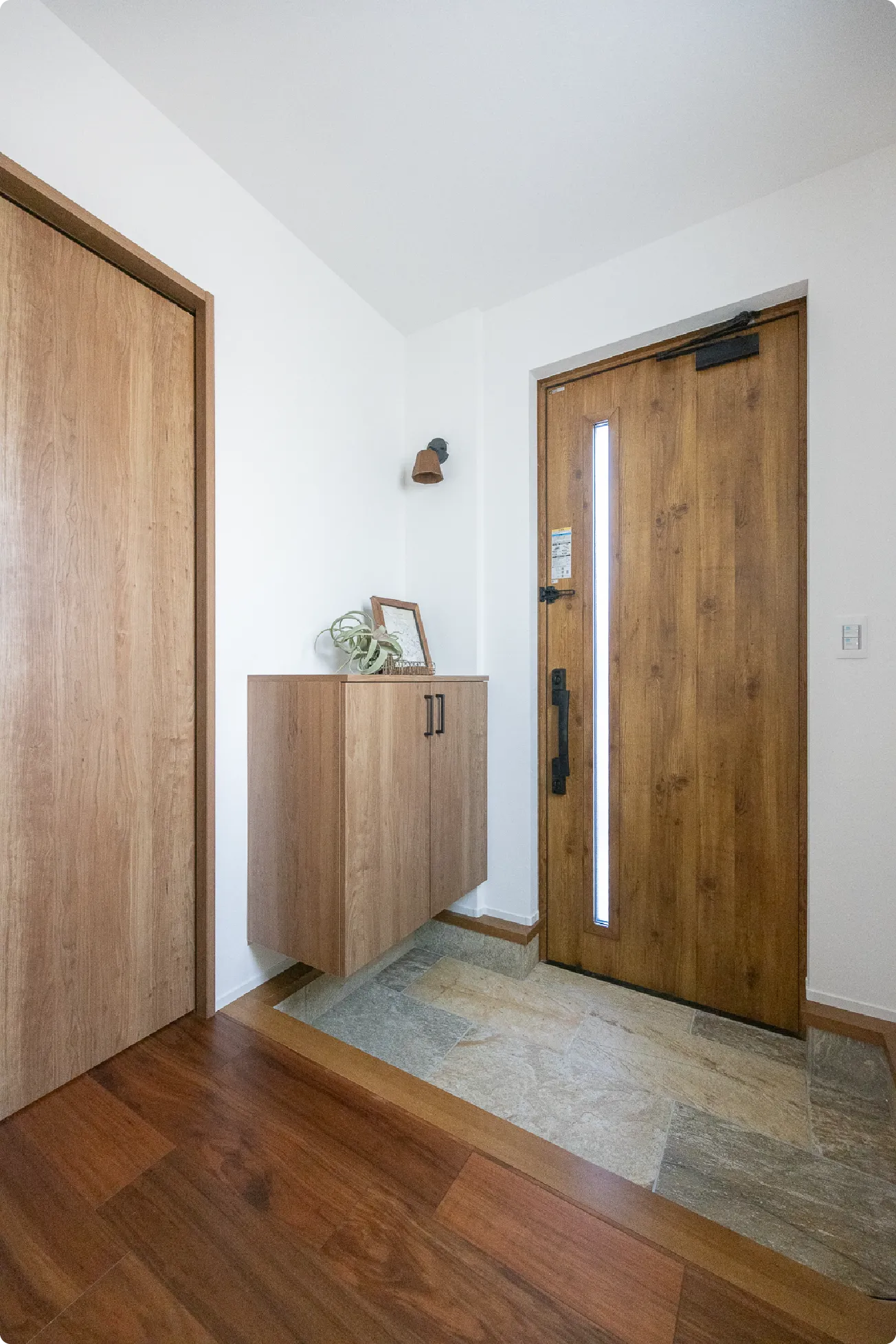 シューズボックスを設置した玄関スペース。カウンター使いできる高さで、好みのインテリアを飾ることもできます。