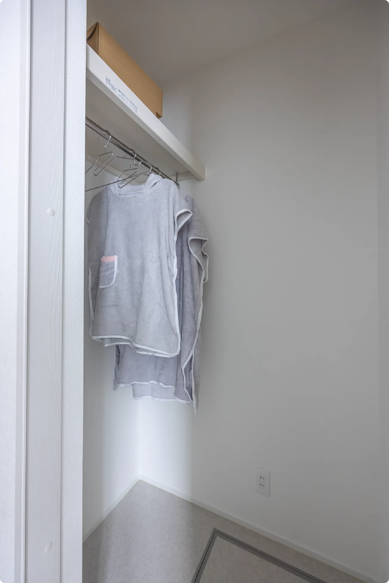 洗面スペースにあるファミリークローゼット。衣類の収納がたっぷりでき、部屋干し空間としても使用できます。