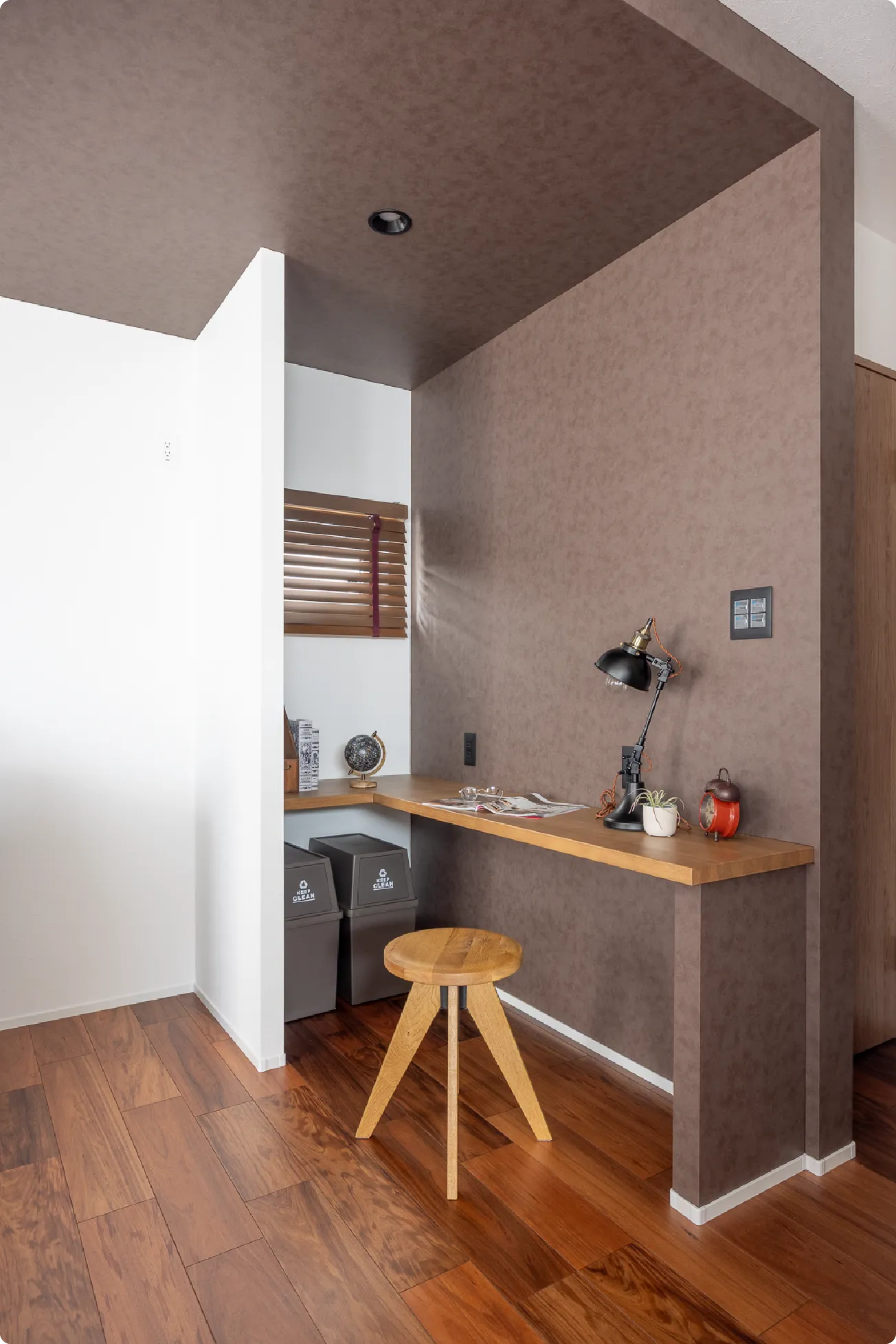 趣味や家事をする作業台や、お子様の宿題スペースとしても使えます。キッチンから様子が見えるので、コミュニケーションを取りやすい形になっています。