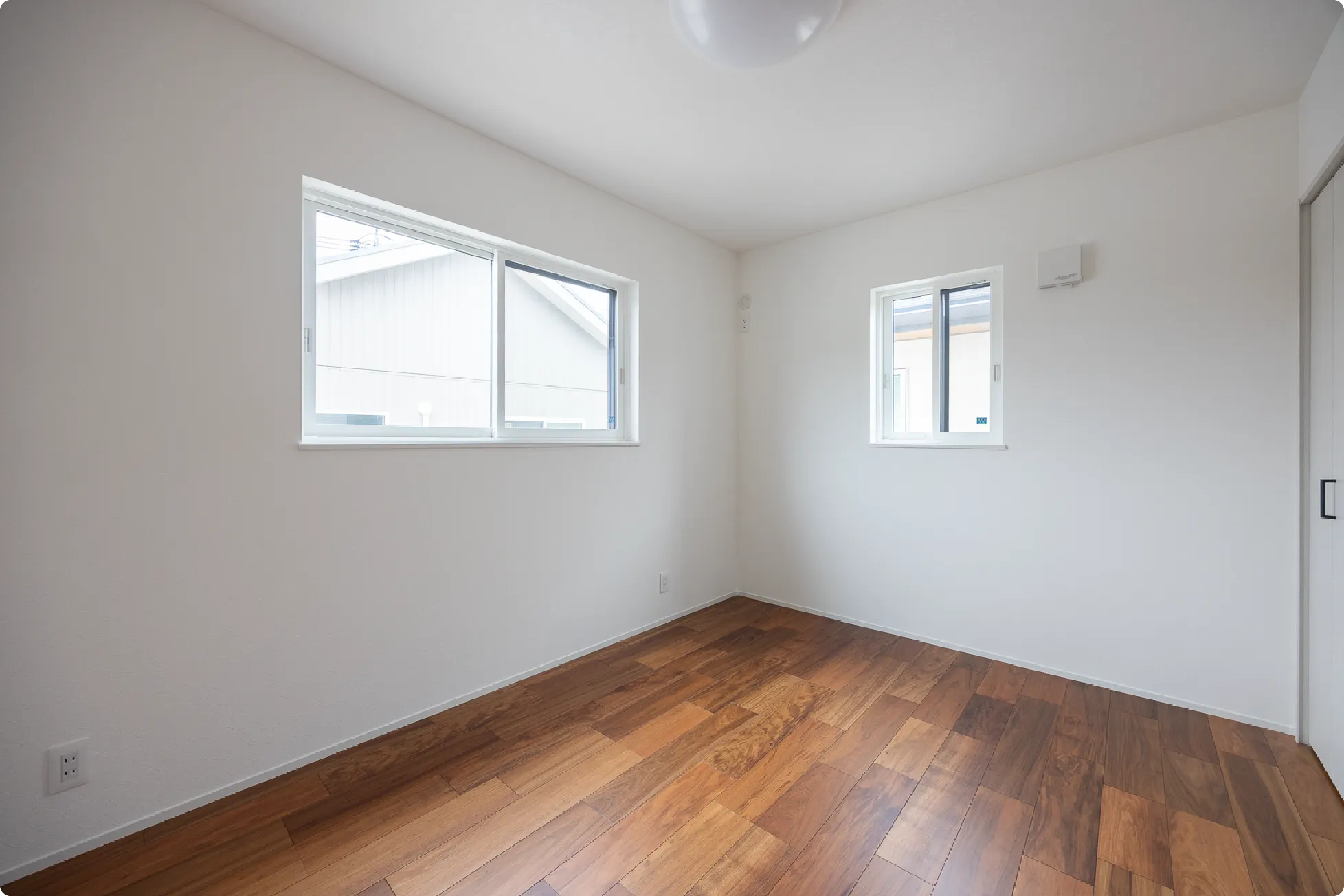 約6帖の洋室が広くゆとりのある空間に。2面から明かりが差し込み、開放的に感じることができます。