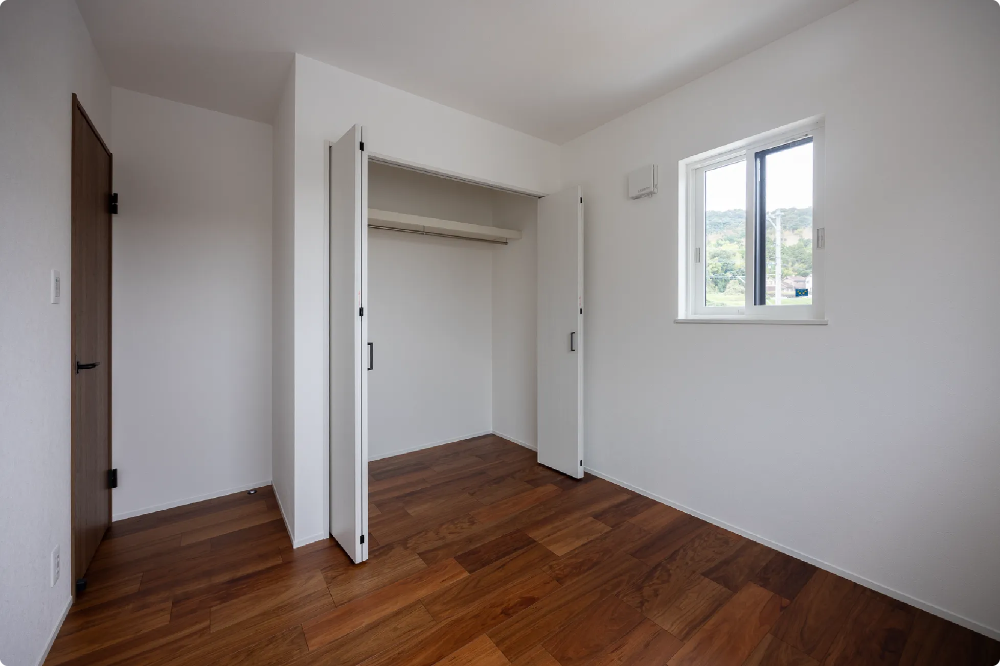 約4.5帖の洋室にはたっぷり収納できるクローゼット付。荷物をしっかり収納することができるためお部屋をスッキリ保つことができます。