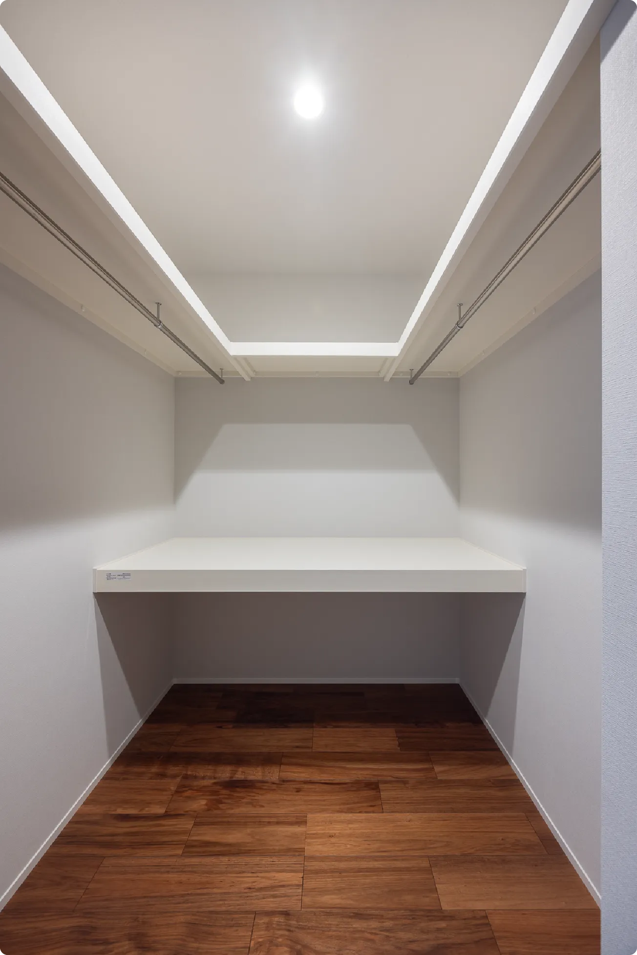 主寝室にある約3帖のウォークインクローゼット。衣類はもちろん、お布団や季節もの、備蓄や日用品をたっぷり収納できます。