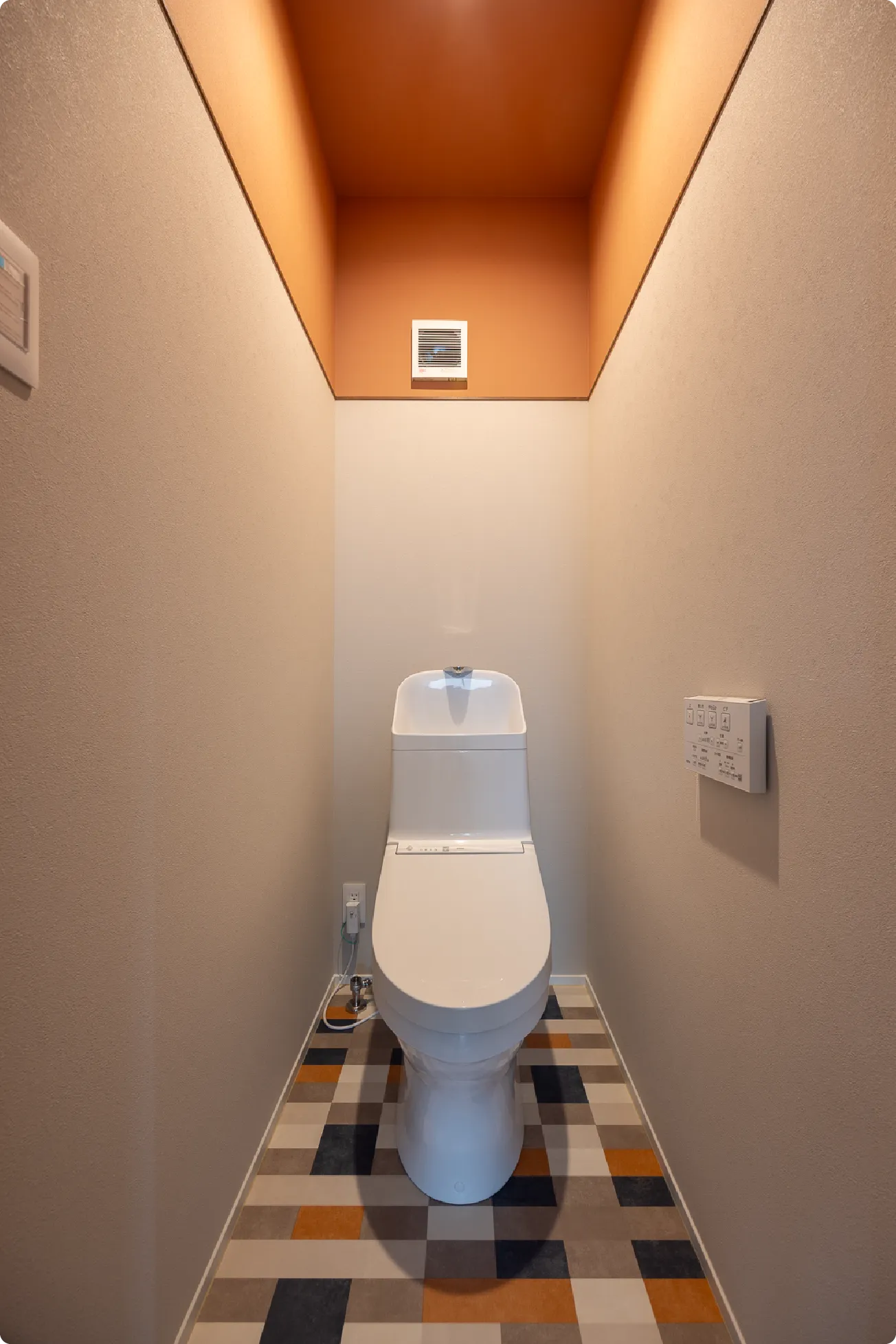 2階トイレは明るい色味で、家族が使いやすい手洗い付です。