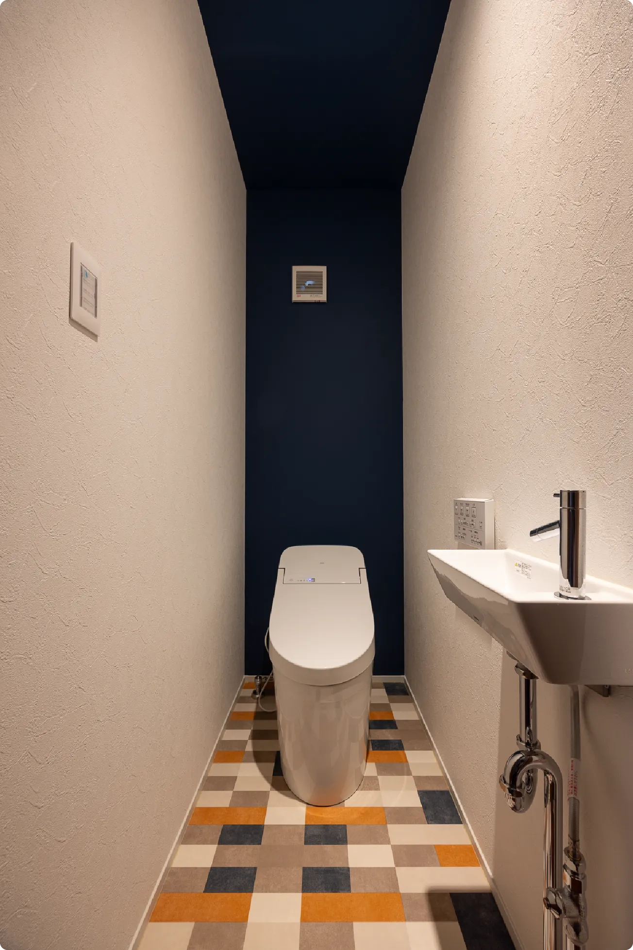 床のアクセントが特徴的なトイレ。お掃除もしやすくスッキリとしたデザインです。