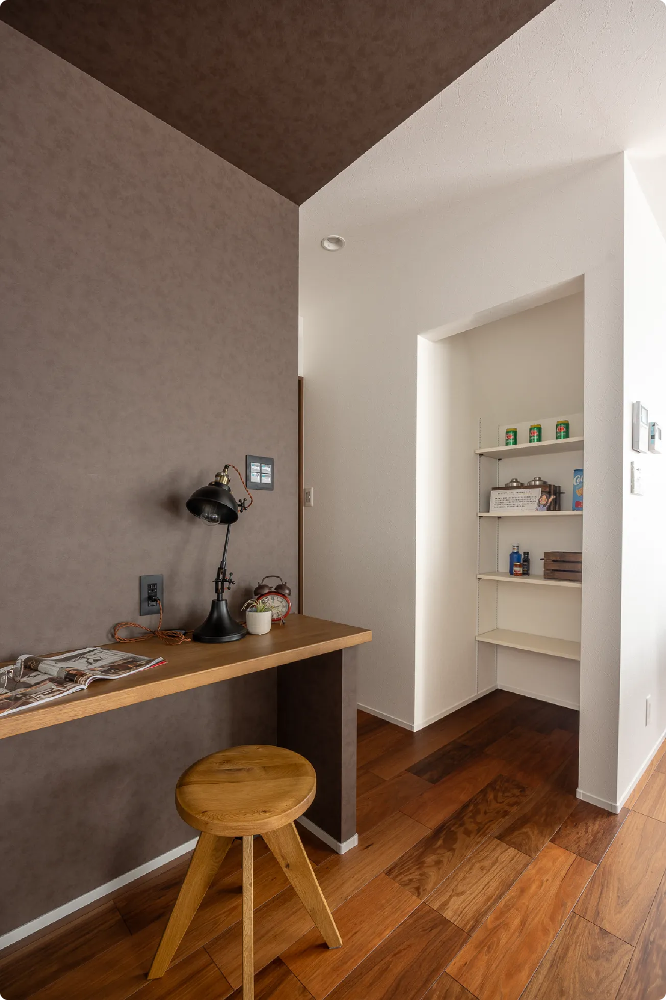 どの空間からもアクセスしやすい家事スペース。収納を使えたり洗面やキッチンの様子を感じることができる空間です。