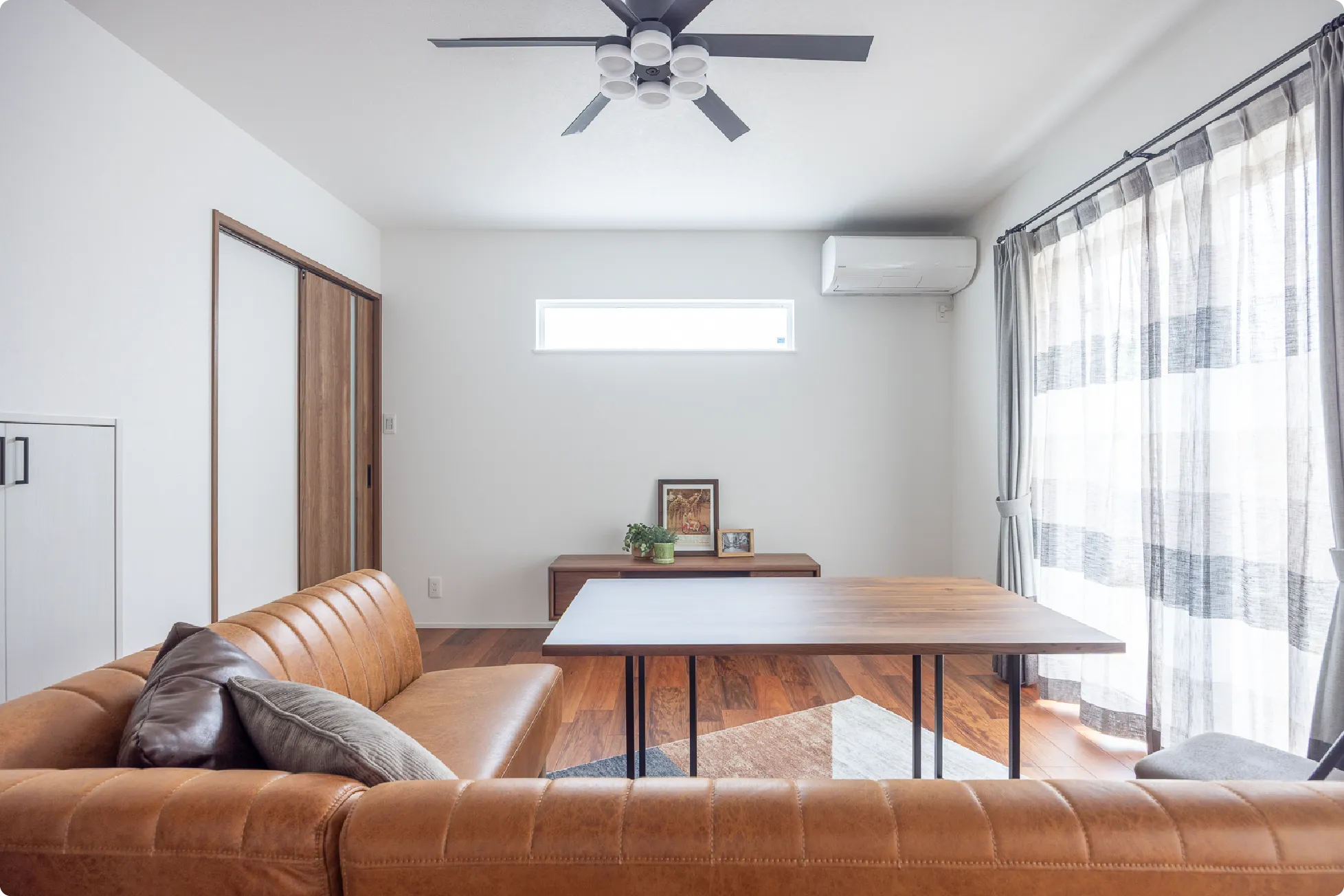 ダイニングソファへ家族が集まる落ち着きのある空間。陽当りはしっかり確保することでお部屋に温かみを感じられます。