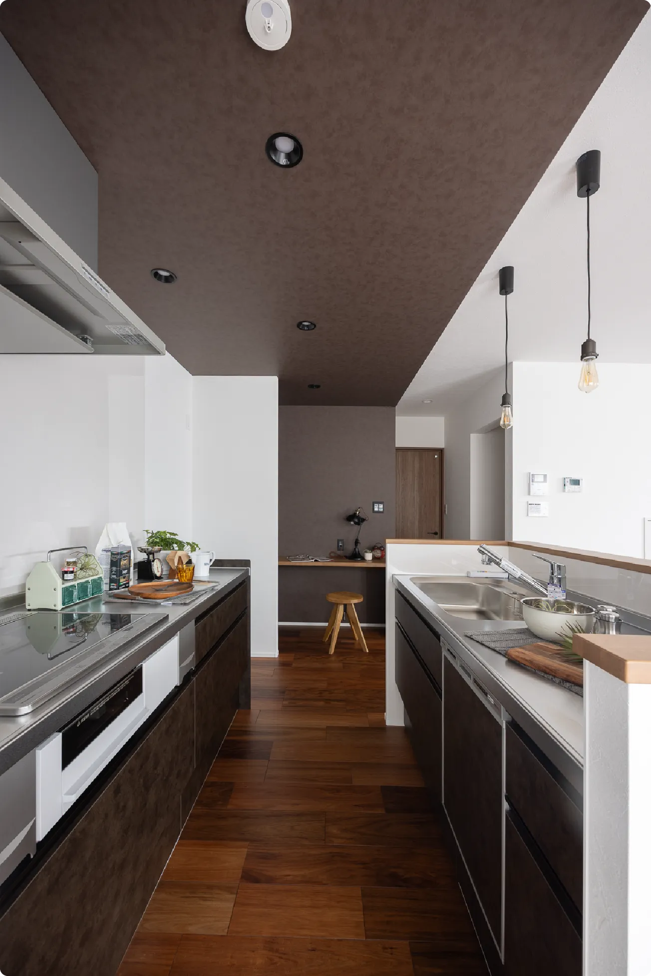 動線が短く使いやすい、人気のII型キッチン。作業台が広く料理や片付けがしやすい効率重視の形です。