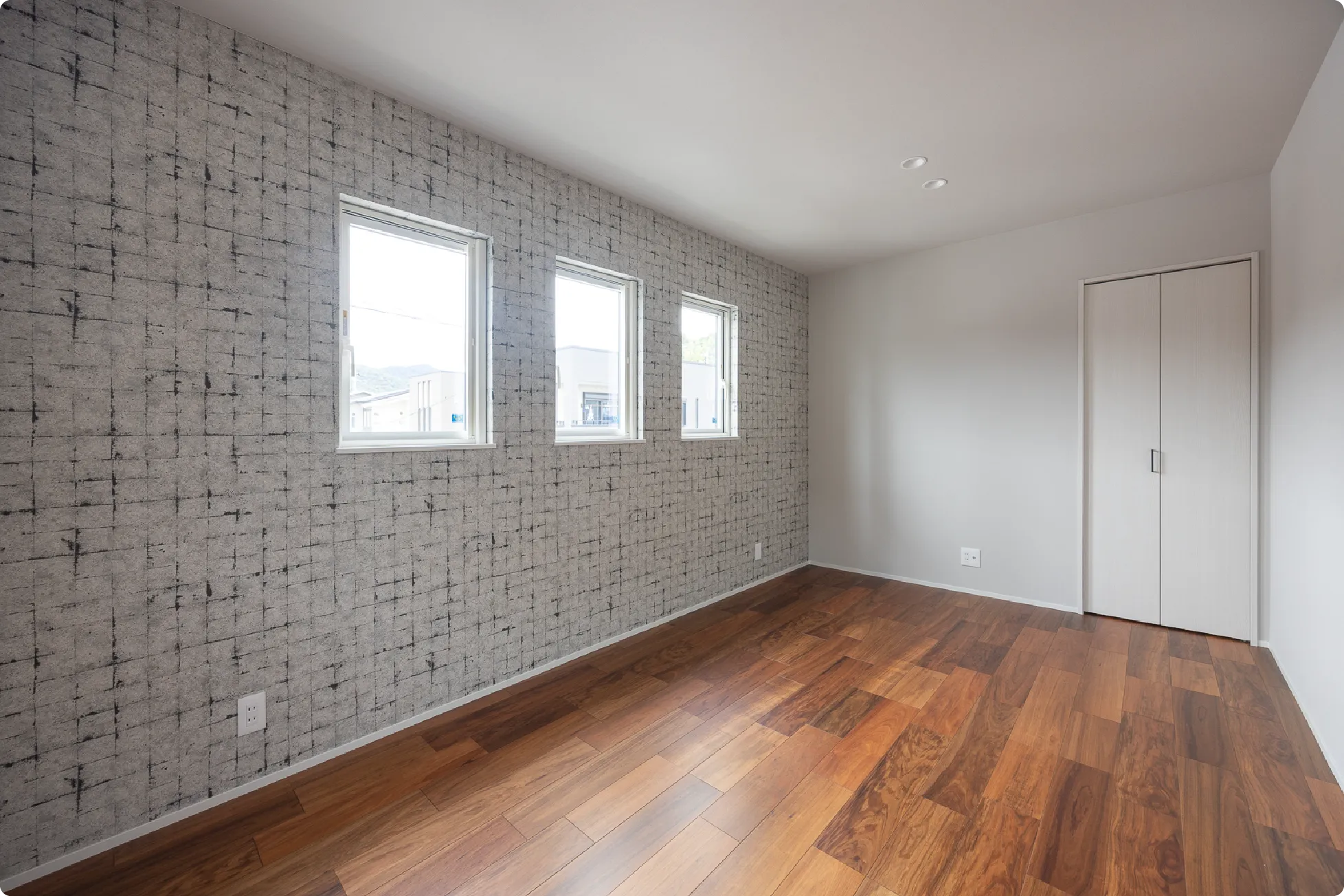 主寝室は約7.5帖のゆったりとした広さに。家族みんなで寝ることができるほどの空間です。収納は大型のウォークインクローゼットが使用できます。