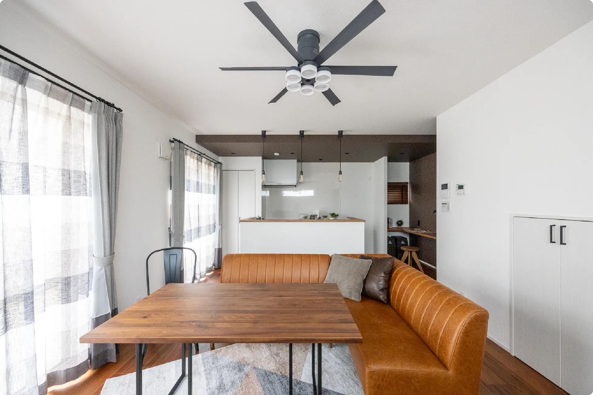 キッチン→ダイニングリビングとつながりを感じるLDK。四方に座ることのできるダイニングテーブルは来客があっても安心の広さとなっております。