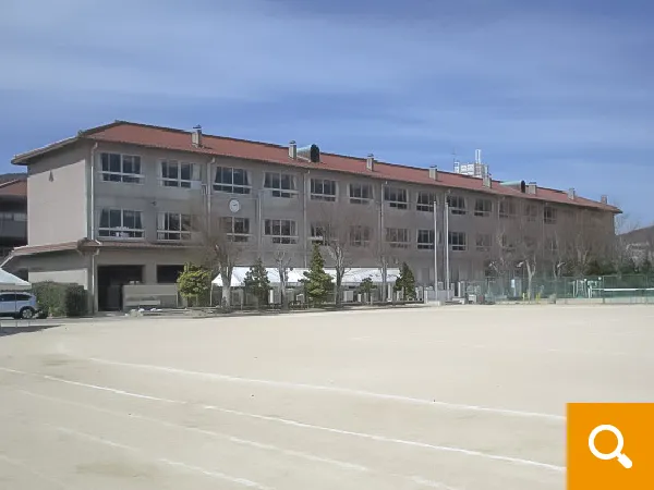 東広島市立磯松中学校まで徒歩11分（860ｍ）