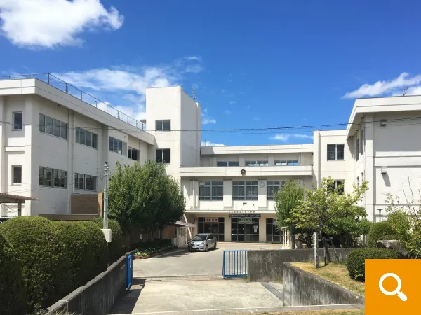 東広島市立平岩小学校まで徒歩13分（1001ｍ）