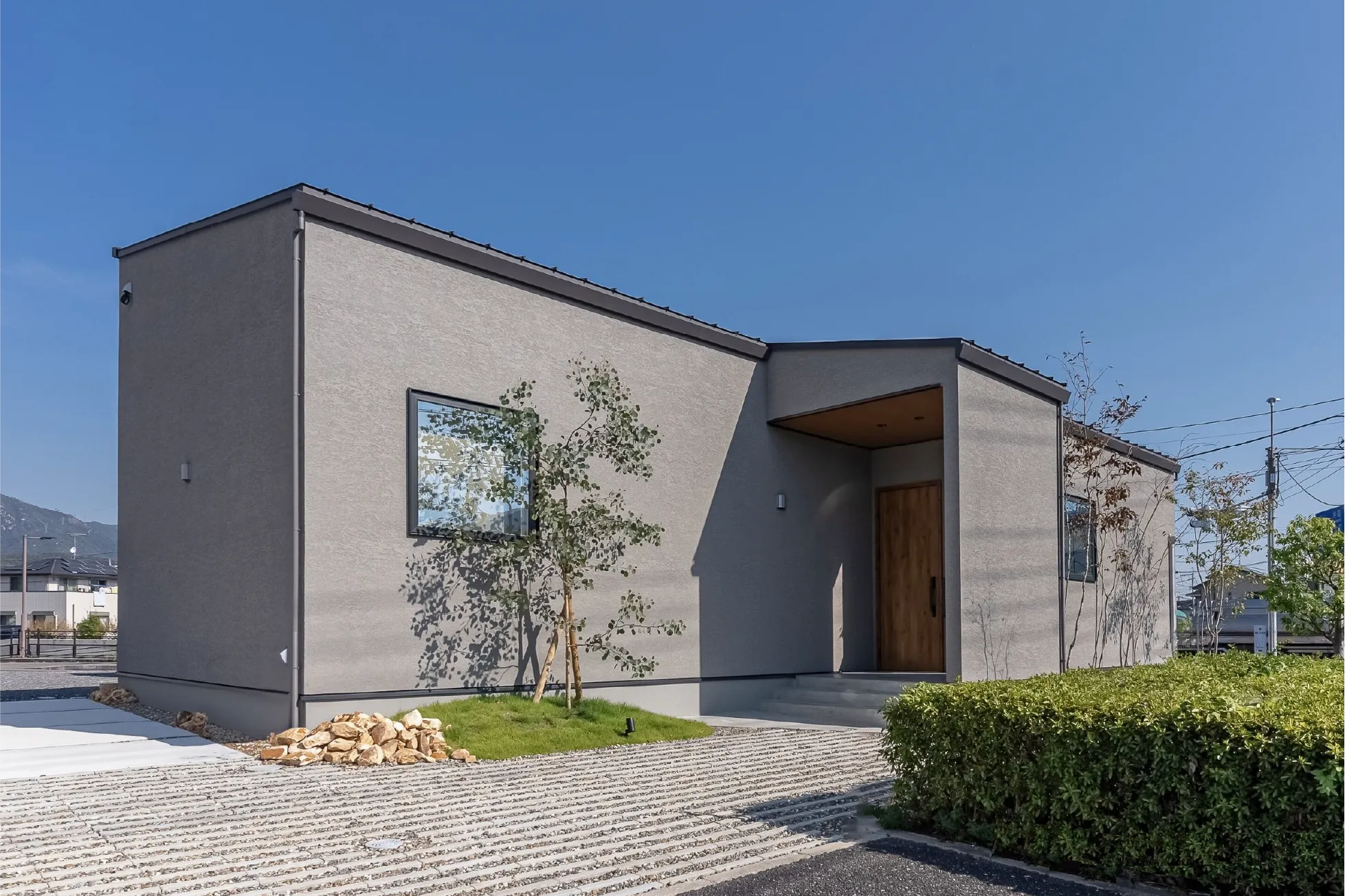 ニュアンスグレーが美しい外観、28坪の平屋