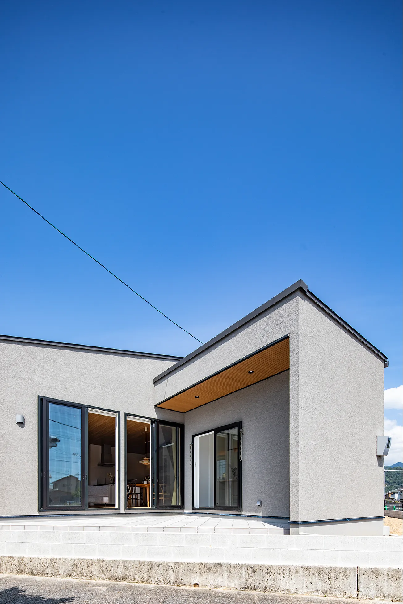 軒の裏の木目やブラックの窓が美しさを際立たせる