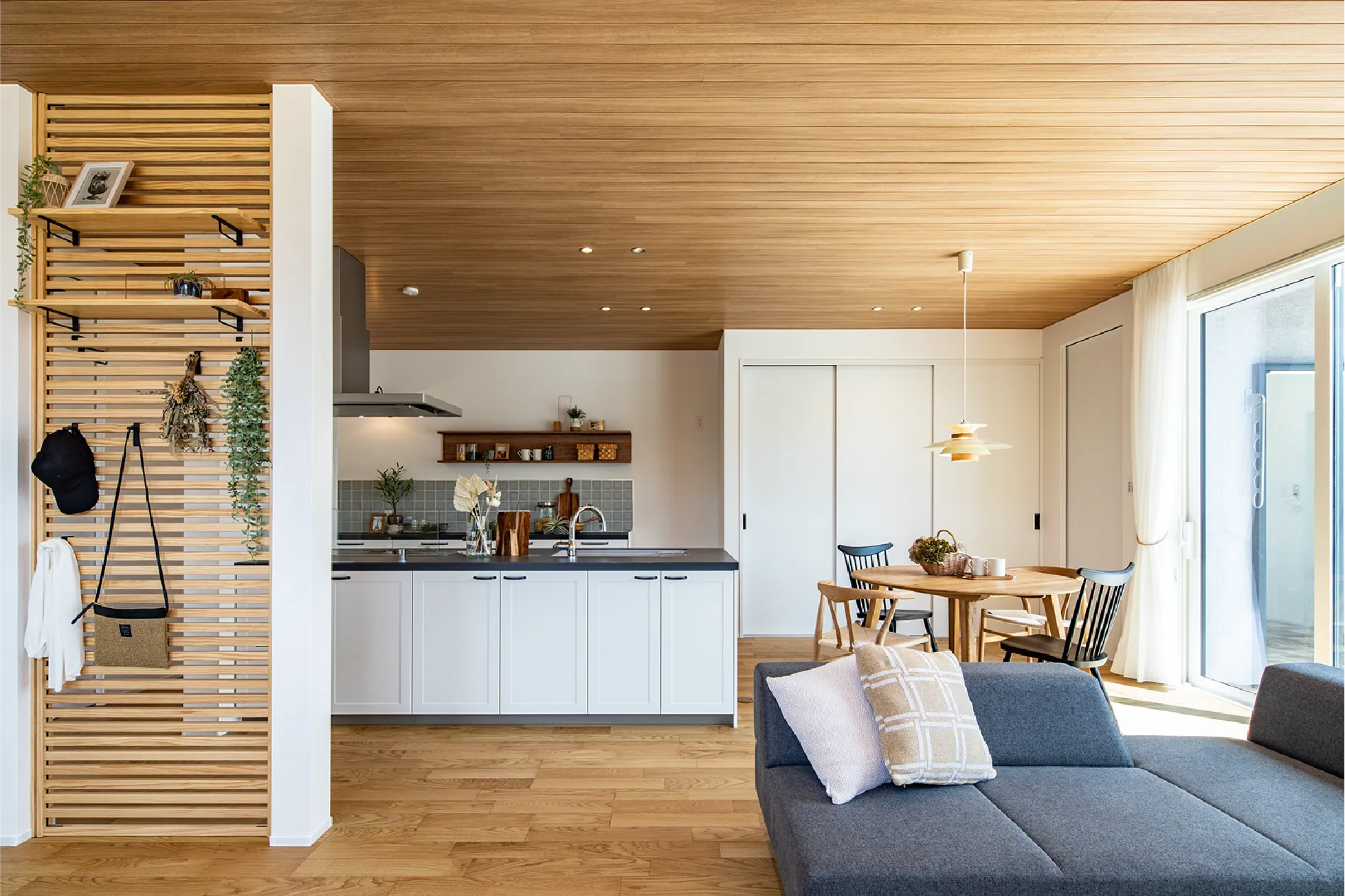 吐き出し窓からの光が心地よい24帖の広々LDK