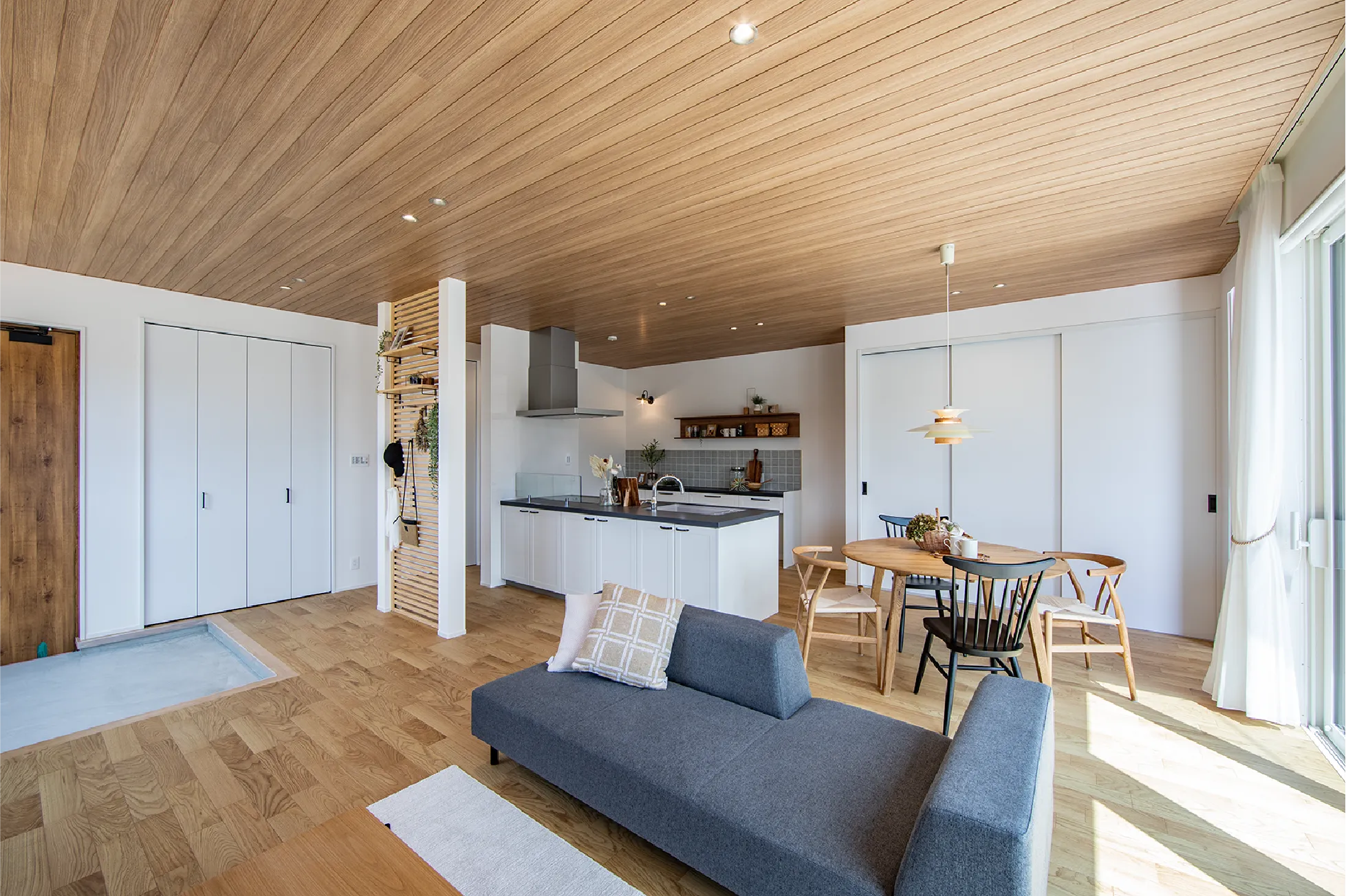 天井の木の羽目板がホテルライクな上質さを演出