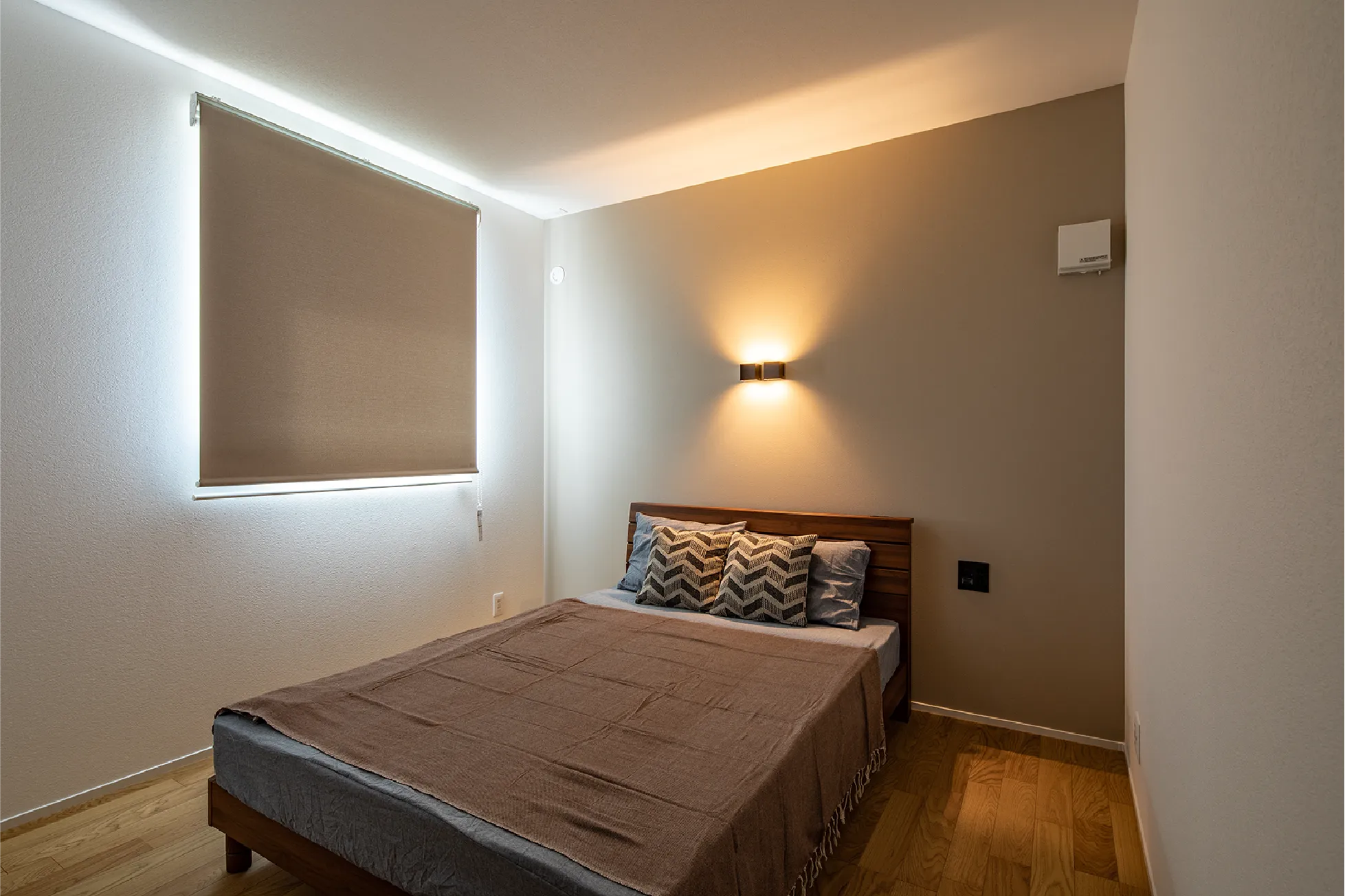 間接照明とアクセントクロスがモダンな5.5帖主寝室