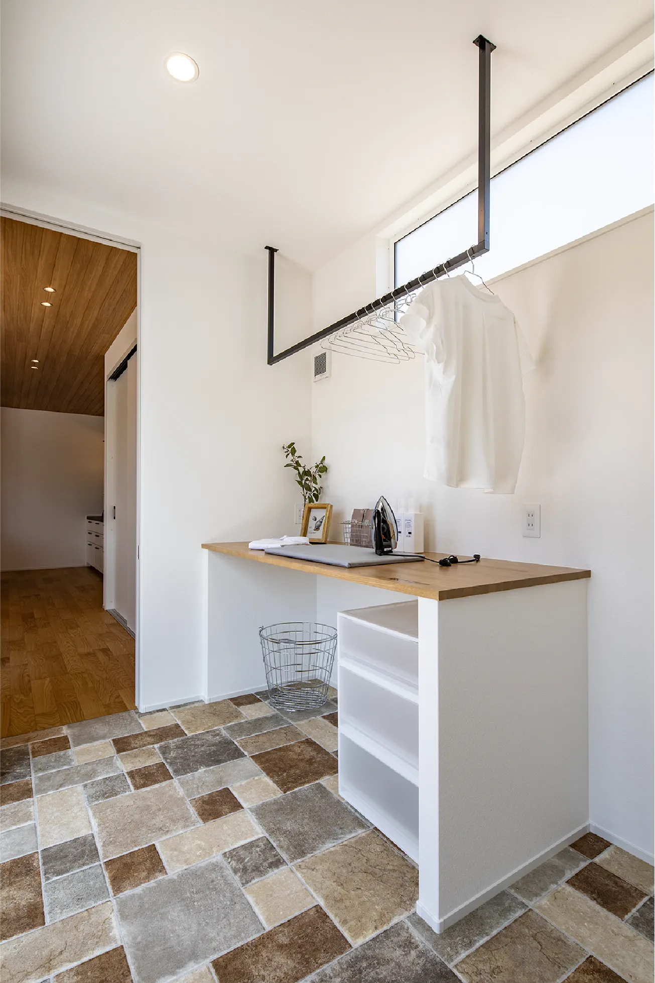 タイルデッキと面した、室内干しのできるランドリー