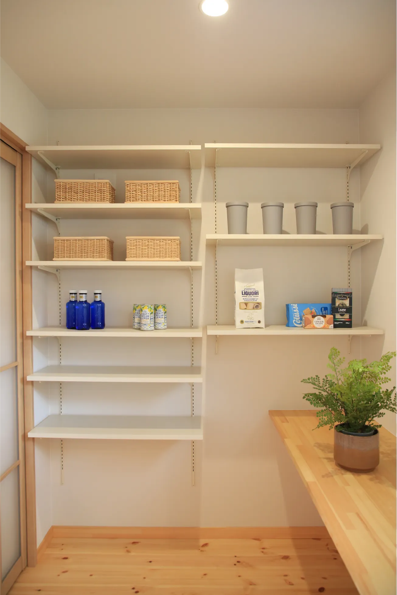 実は、玄関とキッチンにつながるパントリーで機能的