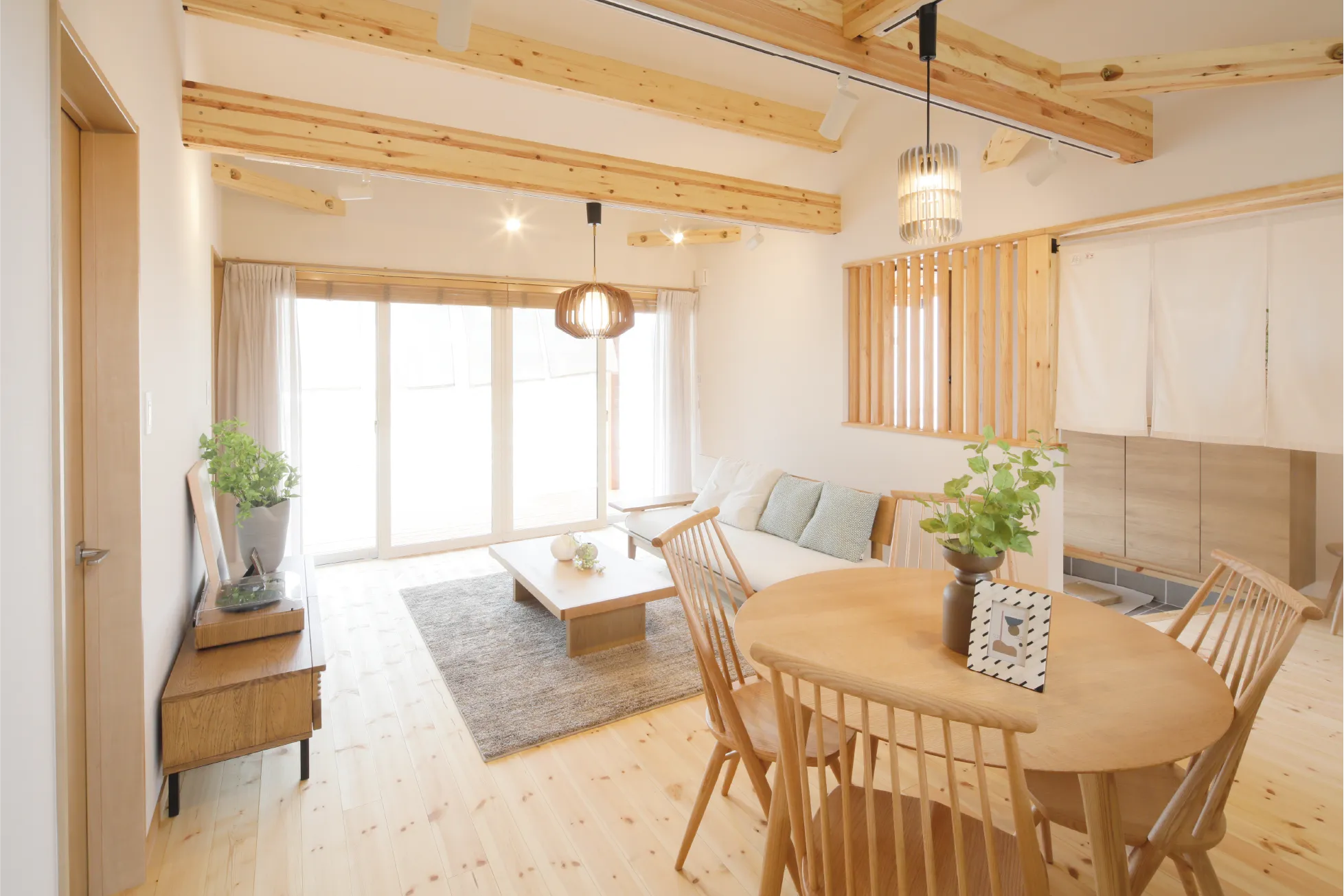 内と外をフラットに結ぶ、開放的でムダのない間取り