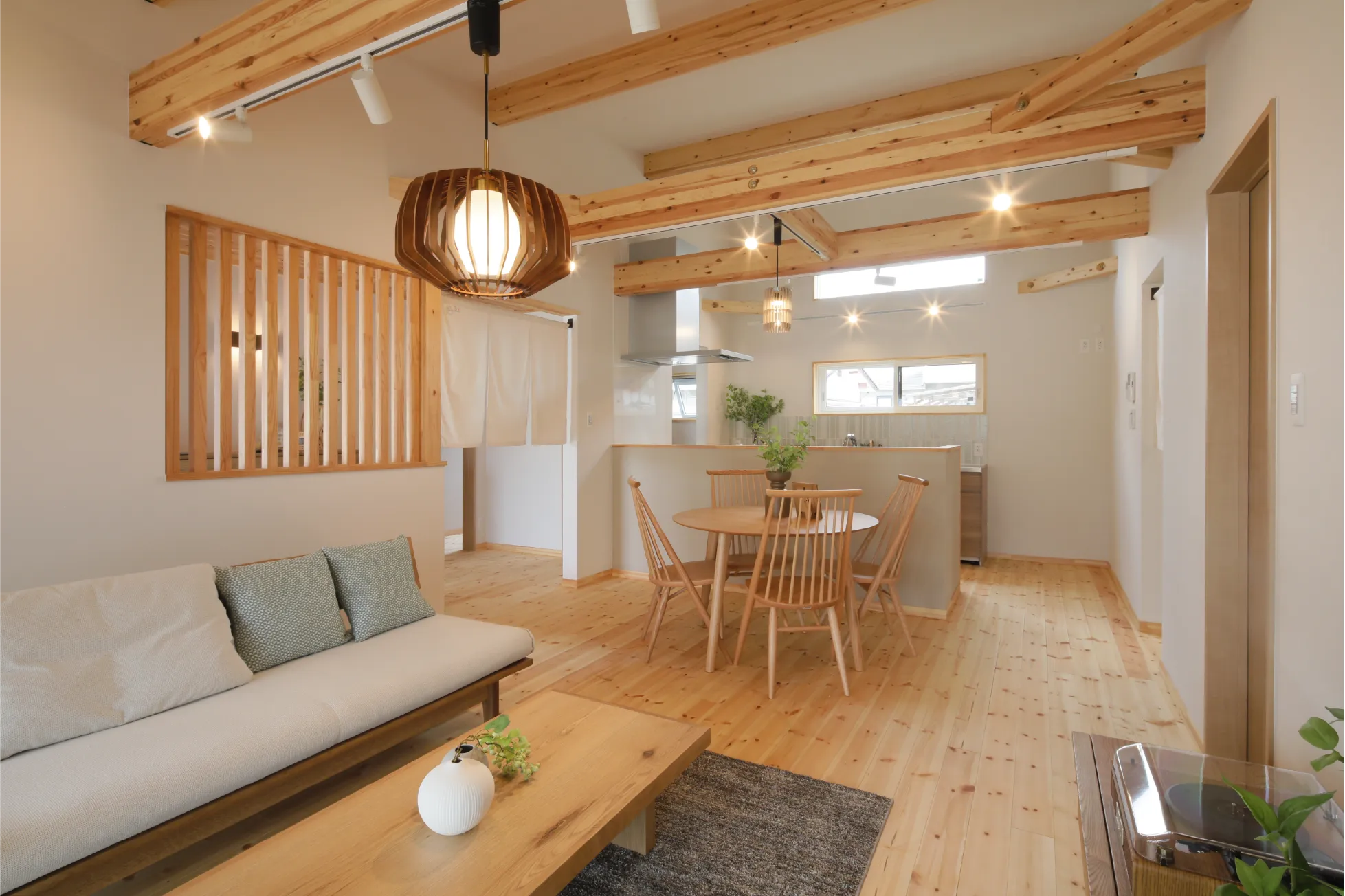 露出した木の梁は、まるで日本家屋のような和モダン