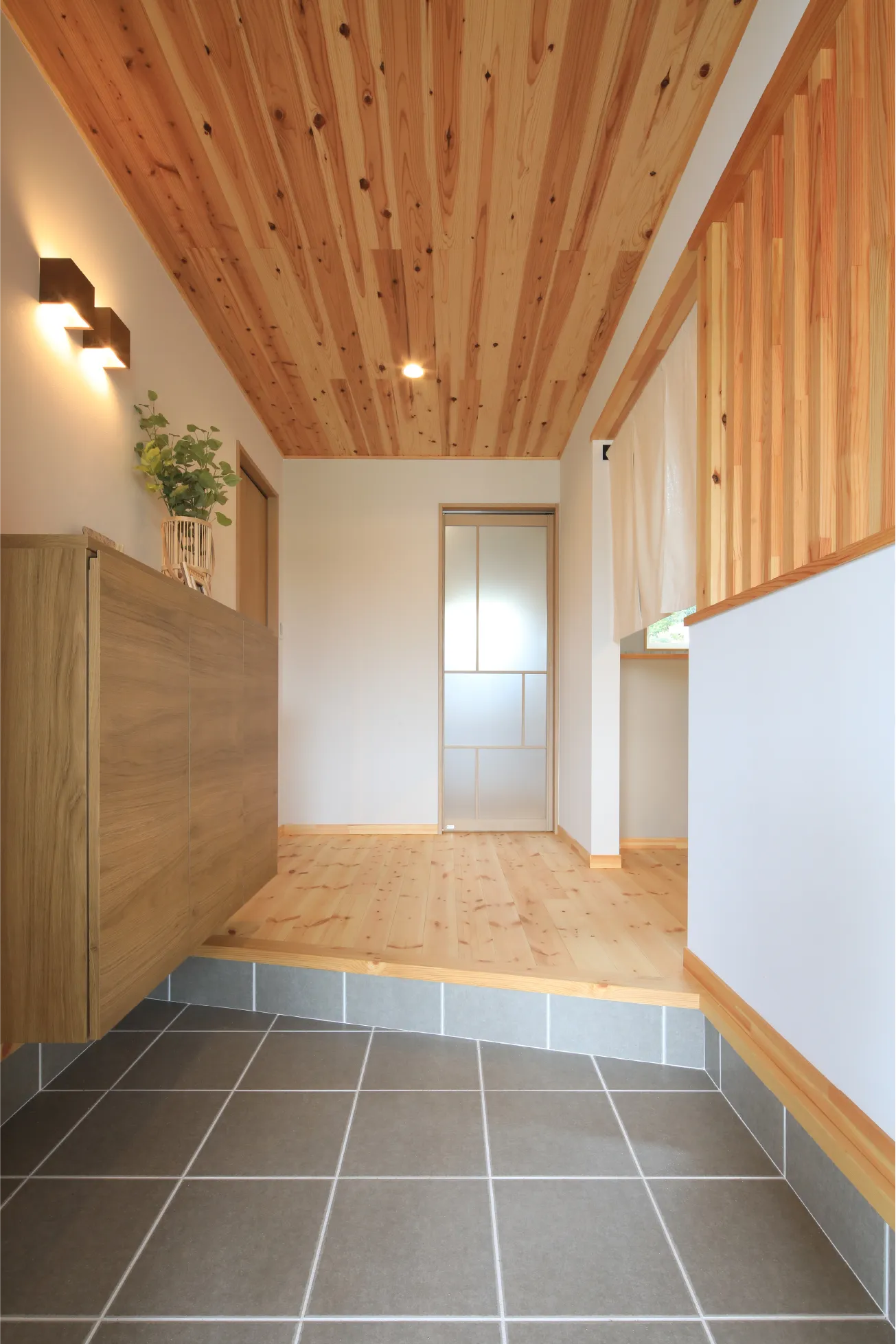 迎える玄関は、格子がお洒落な雰囲気