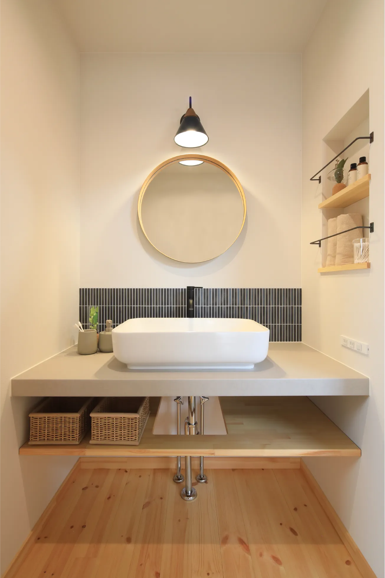 アイカ工業の洗面カウンターと、可愛らしい鏡&ライト