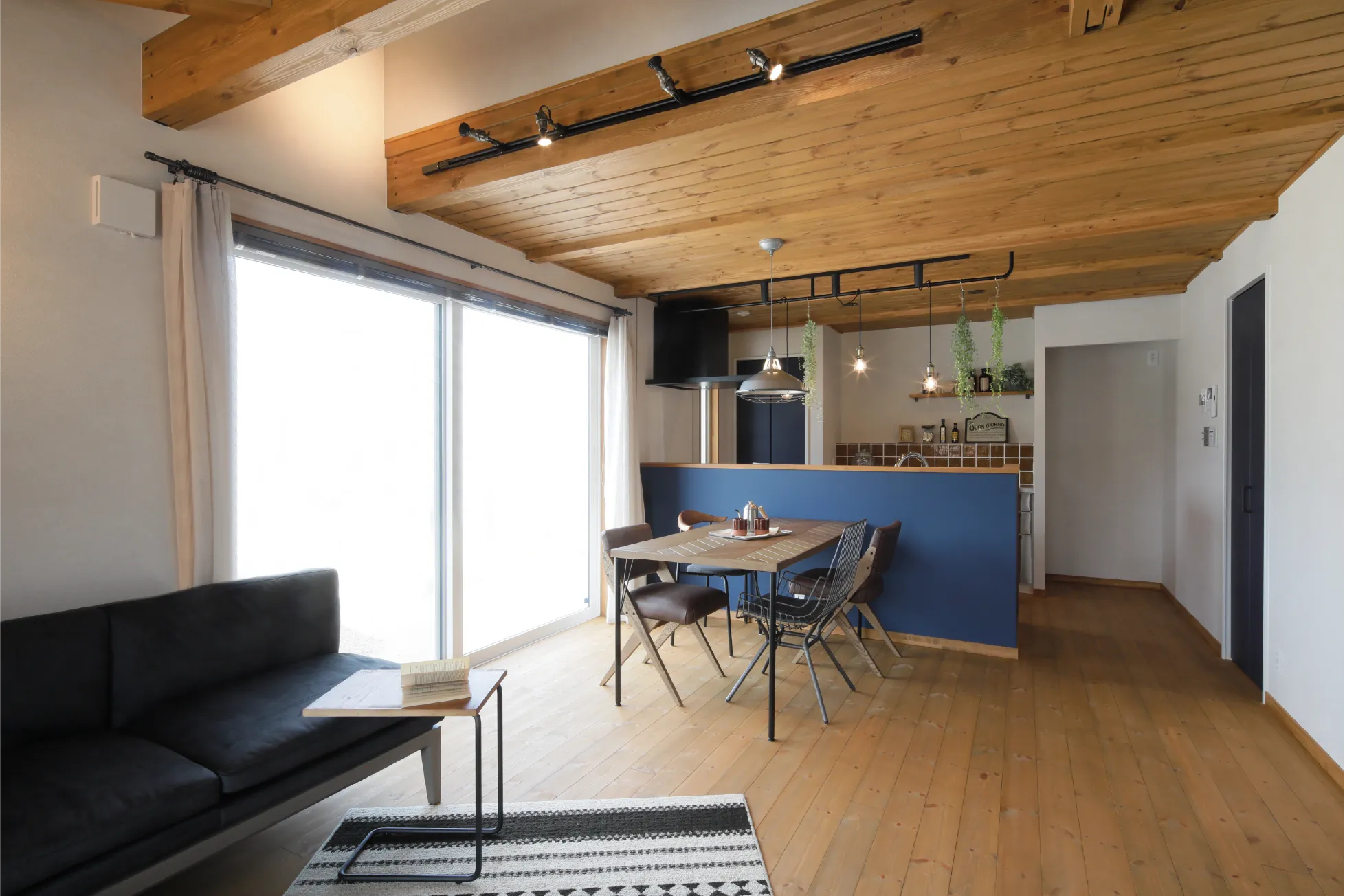 吹き抜けリビングの大空間は、光や風を届ける