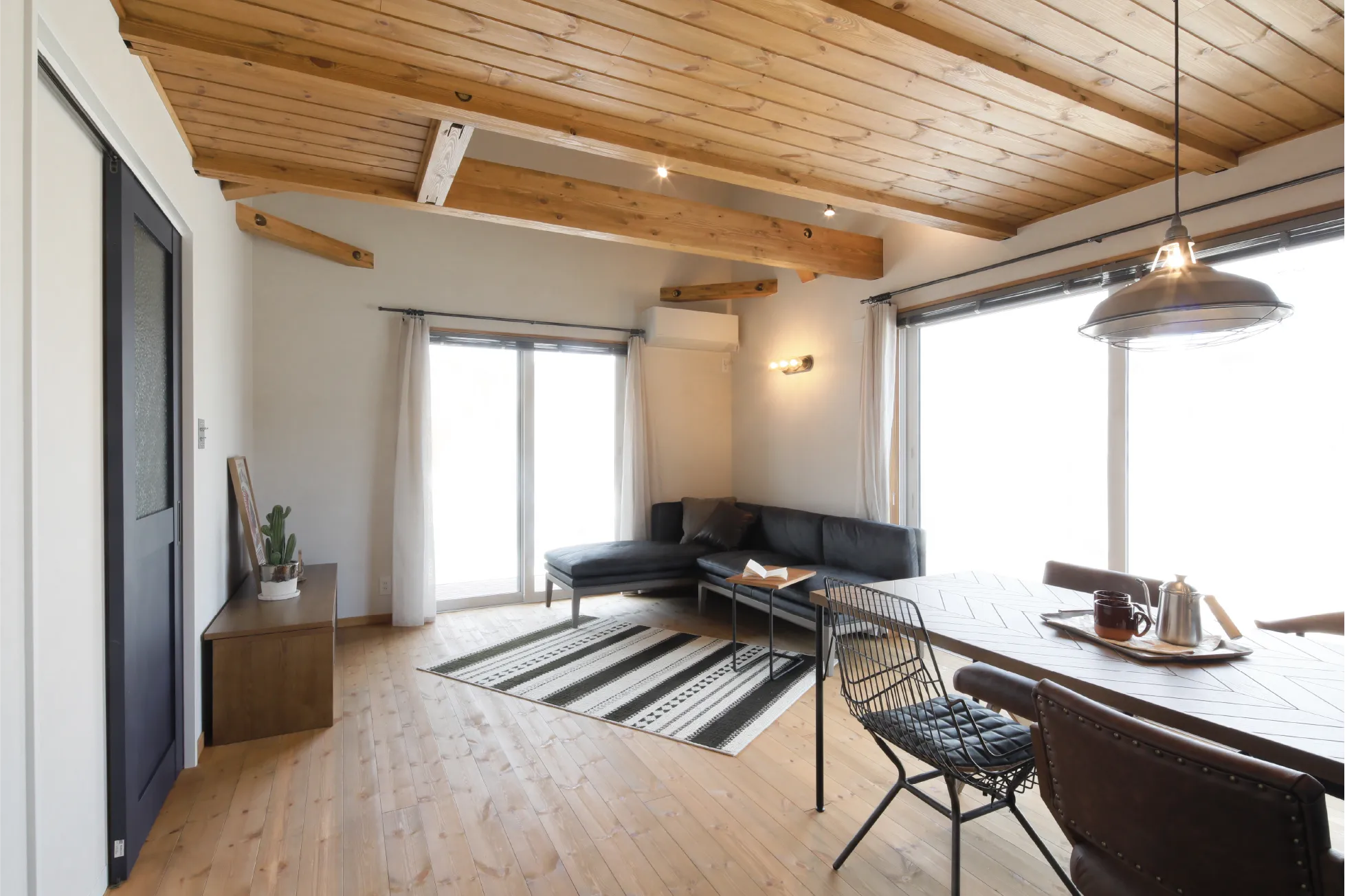 ブラウン＆ブラックで、無骨で洒落た内装