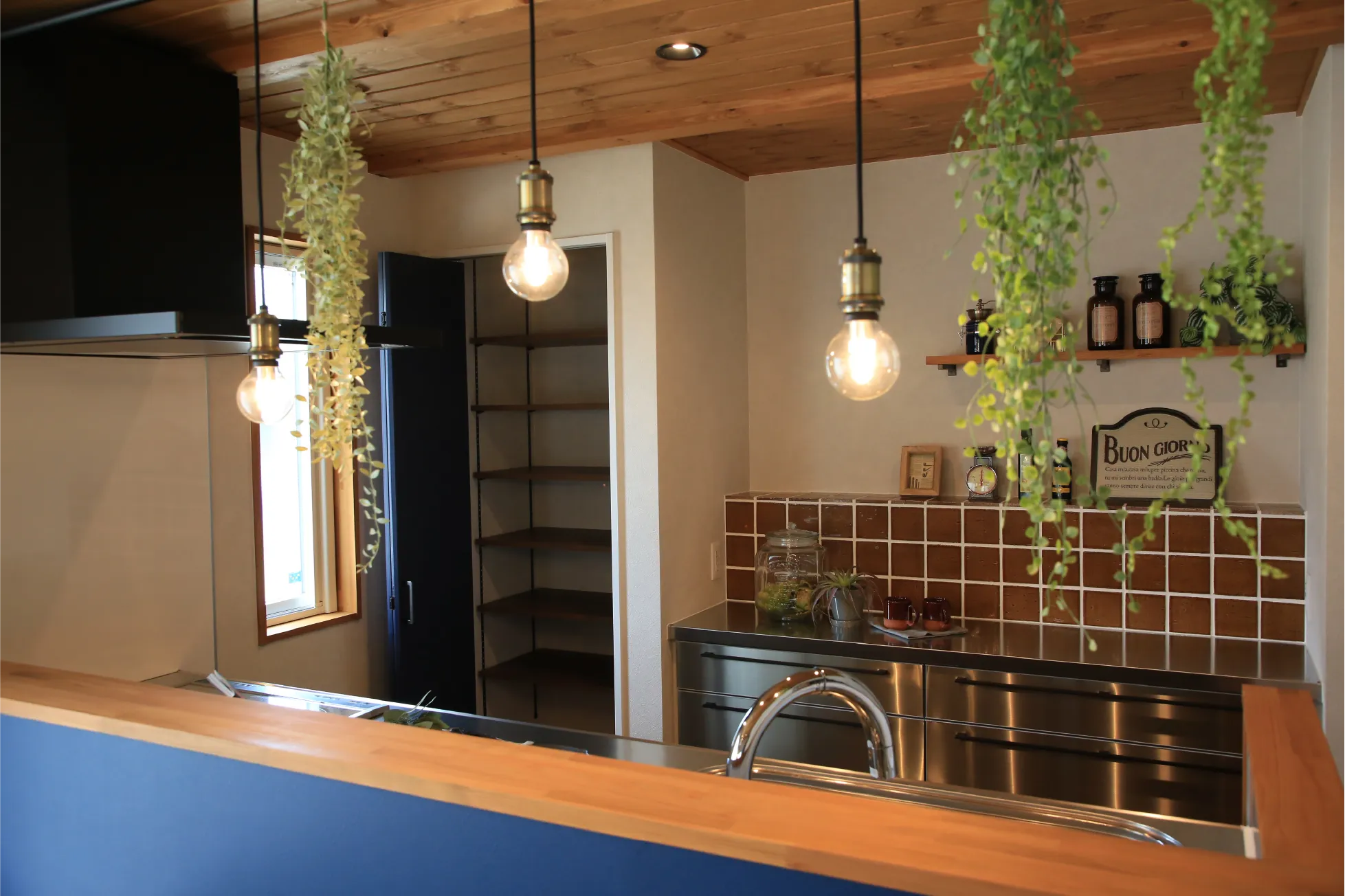 タイルがかわいい、機能的なクリナップキッチン